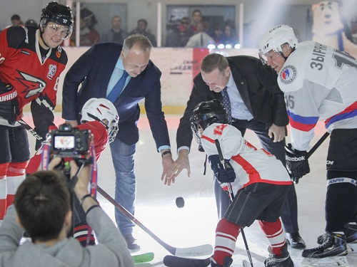 В Омске провели дружеский матч ветераны "Авангарда" и Ночной хоккейной лиги