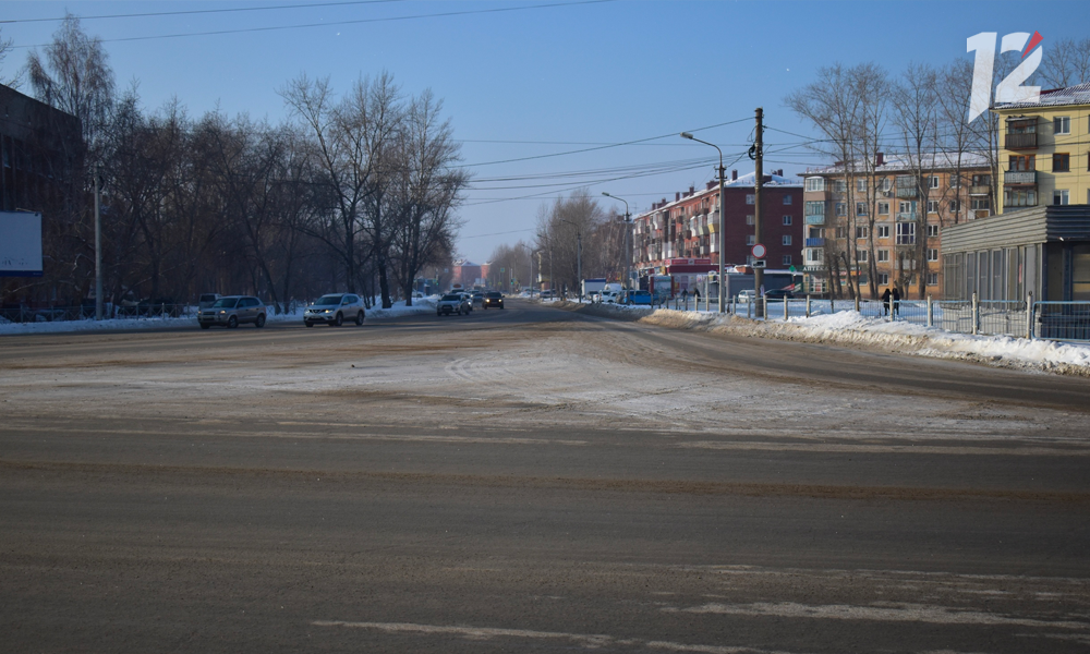 Омские дорожники устраняют гололедицу на магистралях 