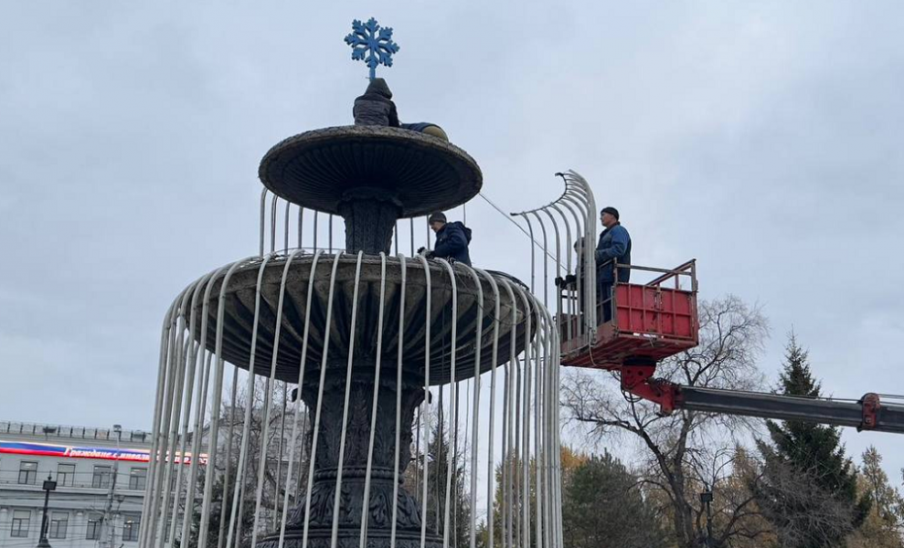 В омском сквере имени Дзержинского начали монтаж светового оборудования