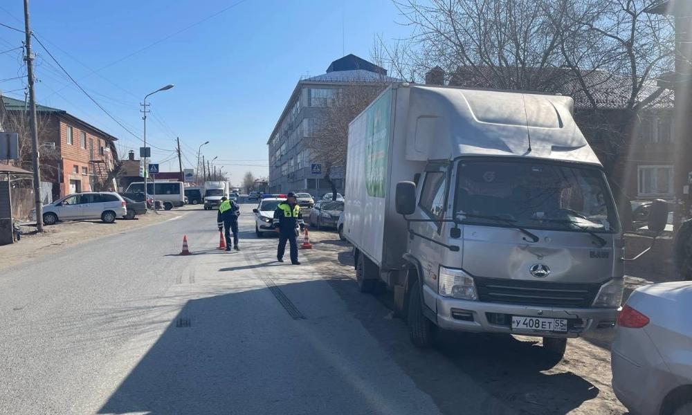 В Омске 11-летний мальчик переходил дорогу в неположенном месте и попал под машину 