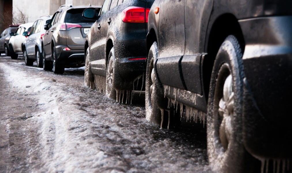 За два месяца в Омске выписали 25 тысяч уведомлений о неубранном снеге и наледи