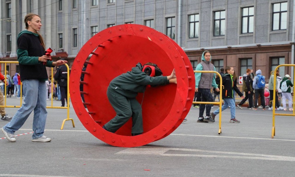 На «ШтормFest» омичи смогли испытать свою ловкость в забегах на огромных беличьих колёсах