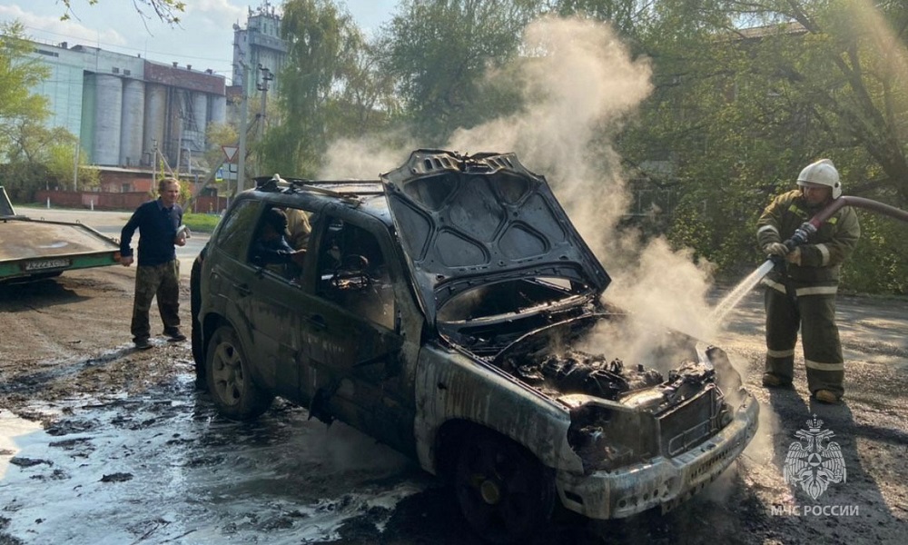В Калачинском районе сгорел автомобиль, припаркованный у дома