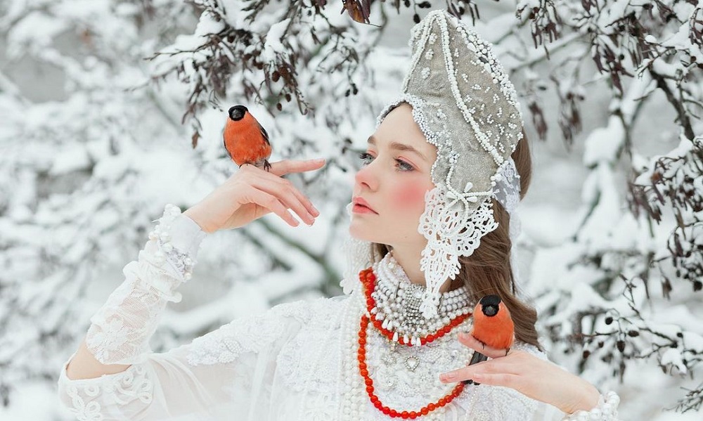 Зимняя красавица с ручными снегирями: новая фотосессия омской модели Екатерины Феофановой