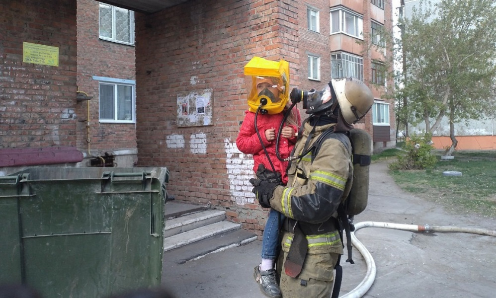 Омские огнеборцы спасли двоих детей при пожаре в многоэтажке