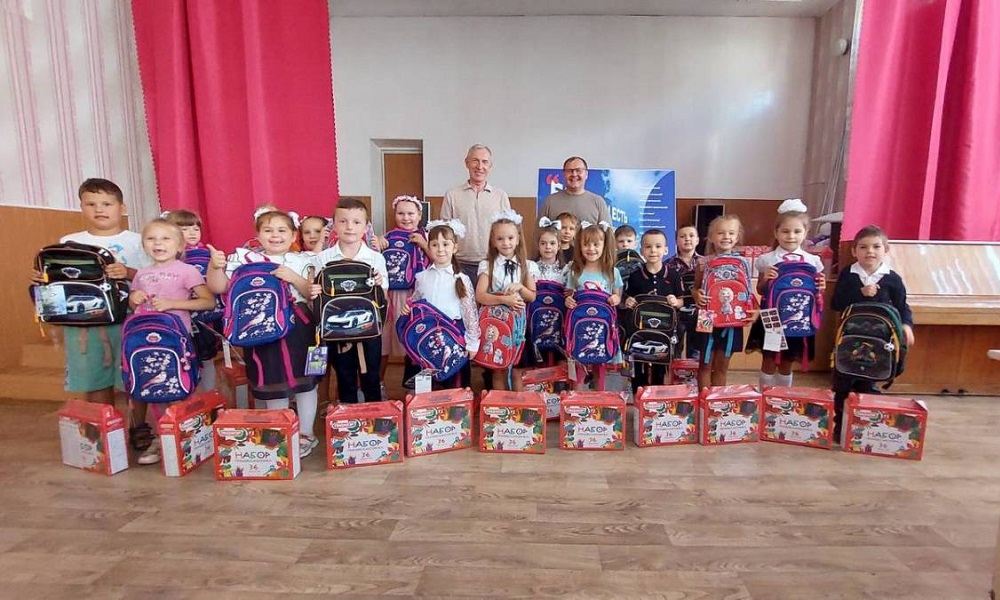 Из Омской области в Стаханов доставили наборы первоклассника