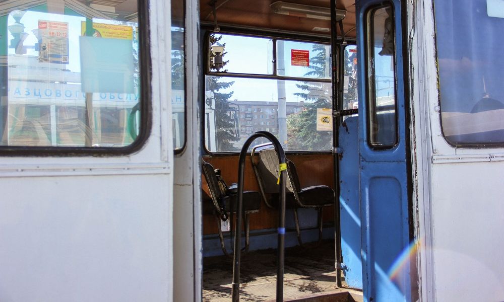 Водитель троллейбуса спас омичку от падения с моста