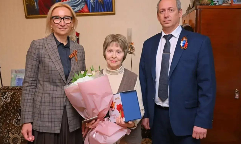 В Омске жительнице блокадного Ленинграда вручили памятный знак накануне Дня Победы