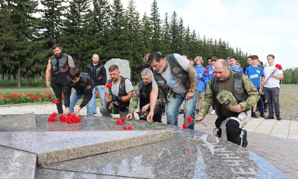 Участники мотопробега из Новосибирска возложили цветы к монументам в омском парке Победы