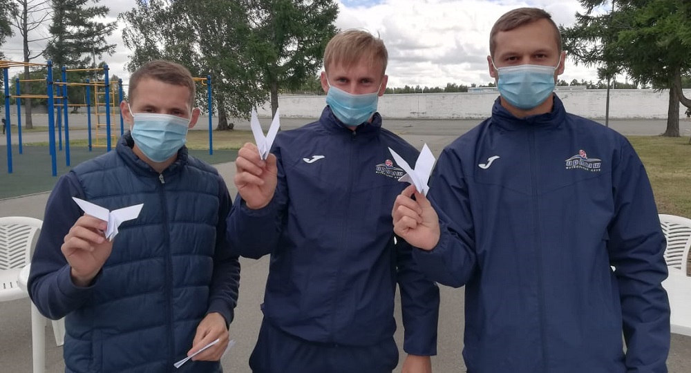 Футболисты омского "Иртыша" запустили "голубей мира"