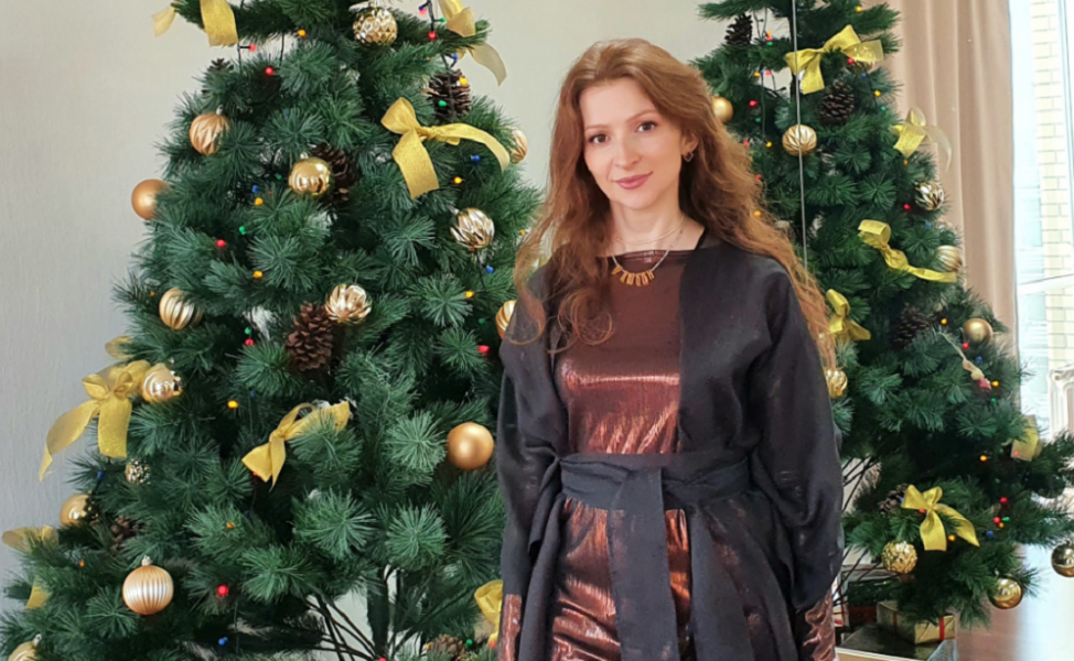«Новый год — это повод для самых смелых экспериментов с образом»: советы от омского топ-стилиста Яны Брыш