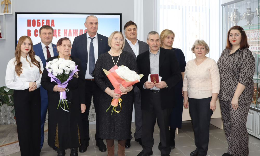 В Русско-Полянском районе вручили первые юбилейные медали к 80-летию Победы