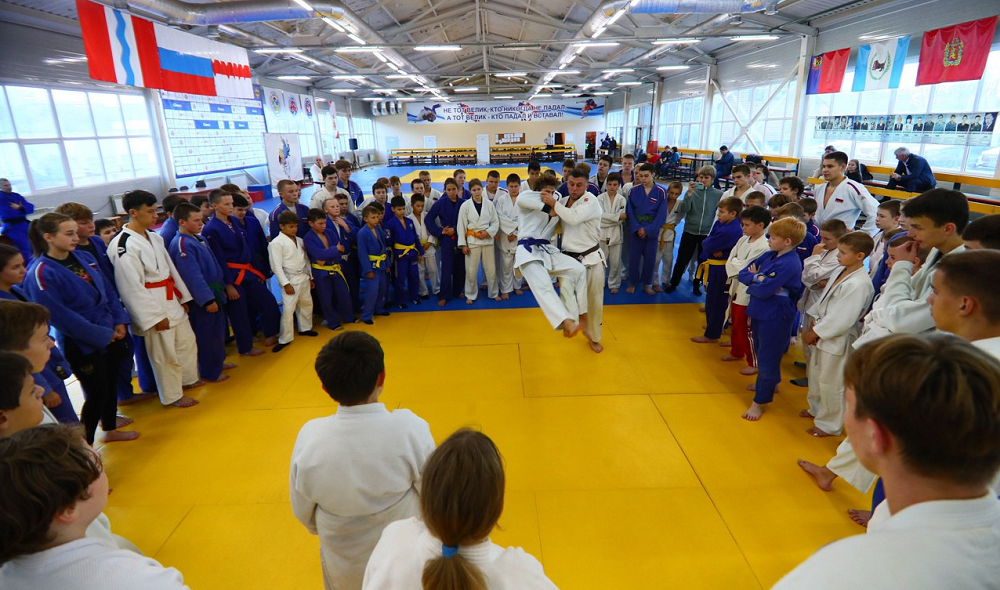 Чемпион первенства мира и Европы Магомед Магомедов провёл мастер-класс для юных омских дзюдоистов 