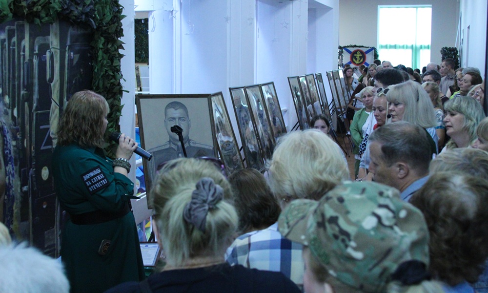 В Омске открылась выставка портретов героев СВО «Уголь земли русской» (12+)