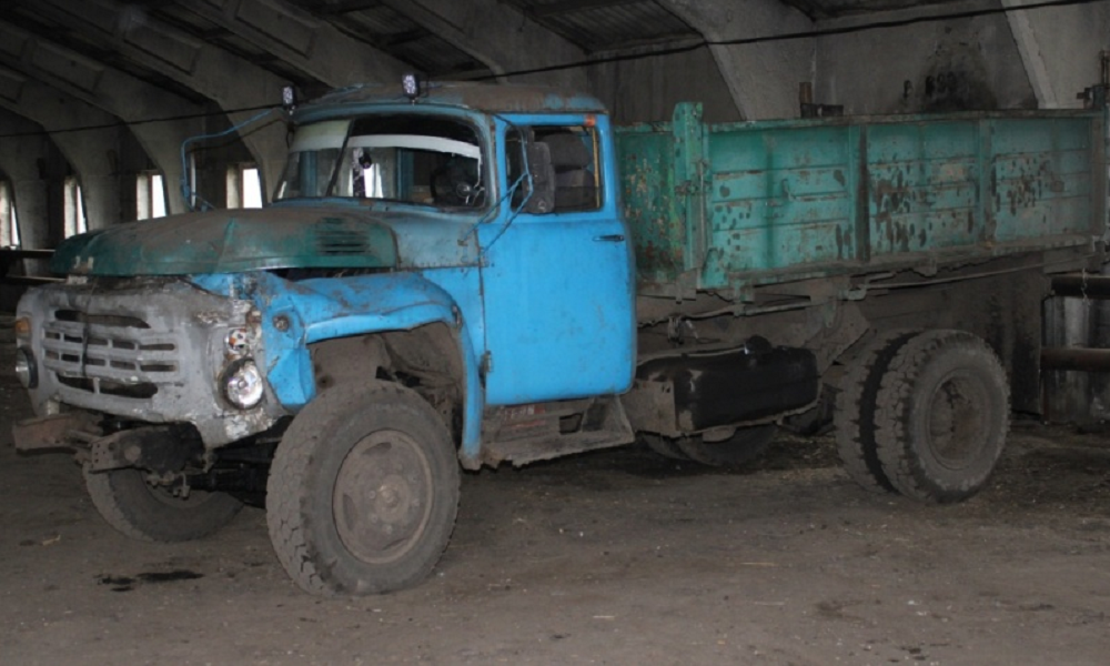В Омской области подросток хотел в одиночку покататься на ЗИЛе и разбил его