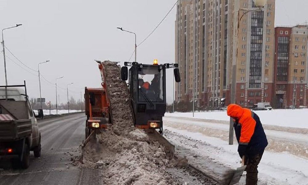 На омские дороги выводят дополнительных рабочих и звенья дорожной техники из-за снегопада