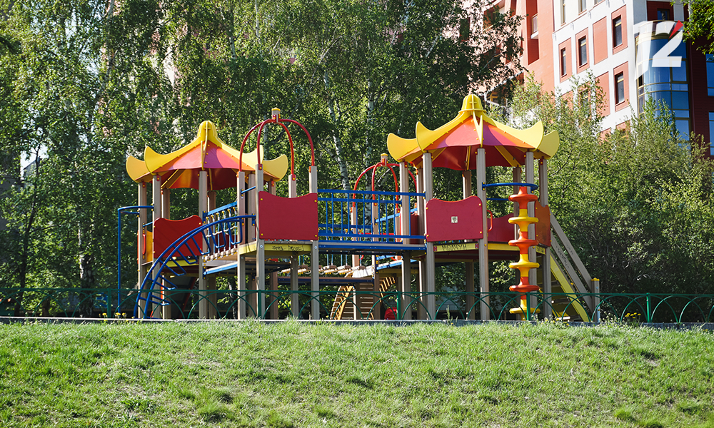 В Амурском посёлке обустроили детскую площадку