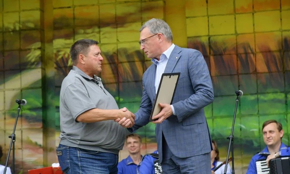 Губернатор Омской области Александр Бурков поздравил жителей Берегового с 65-летием посёлка 