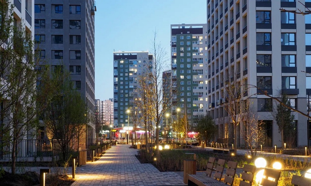 На Левобережье в Омске был осуществлён уникальный проект — первое в городе архитектурное светодиодное оформление