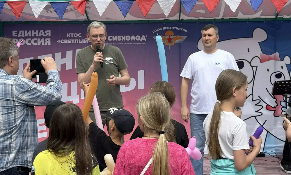 Александр Артёмов и Андрей Бондаренко поздравили детей участников СВО в посёлке Светлом