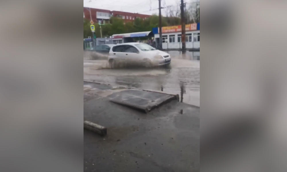 Омичи пожаловались на затопленную остановку в Чкаловском посёлке