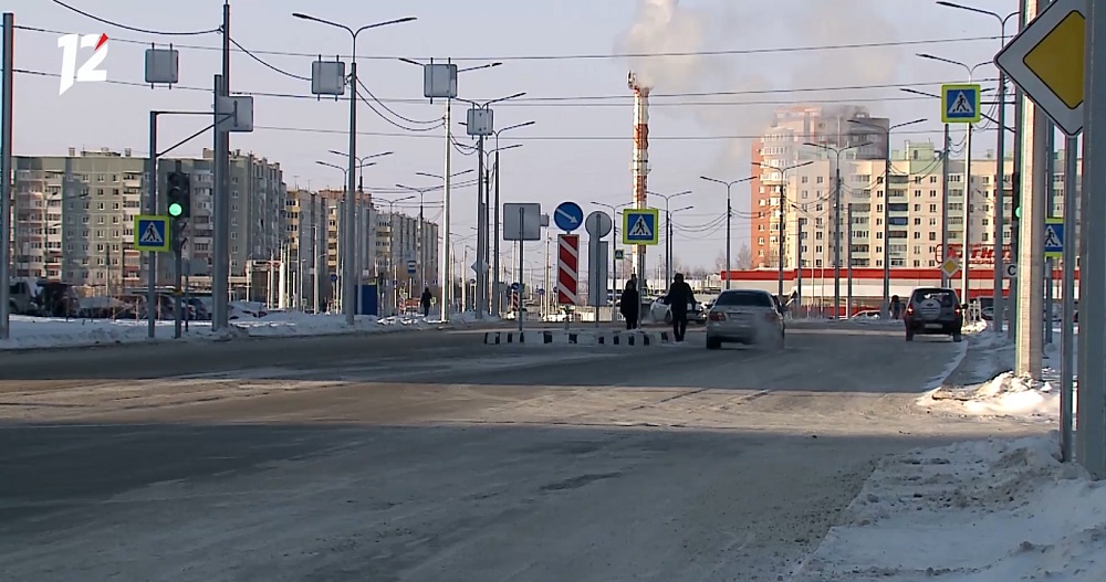 Омичам, которые живут около новой дороги на Левобережье, установили 118 пластиковых окон