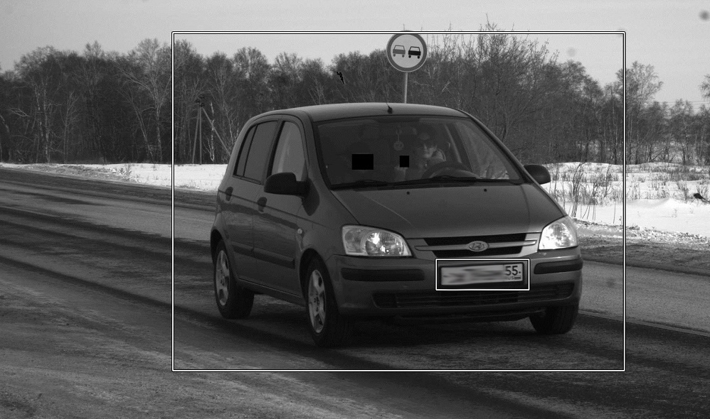 Омичка на иномарке превысила скорость и показала неприличный жест в камеру 