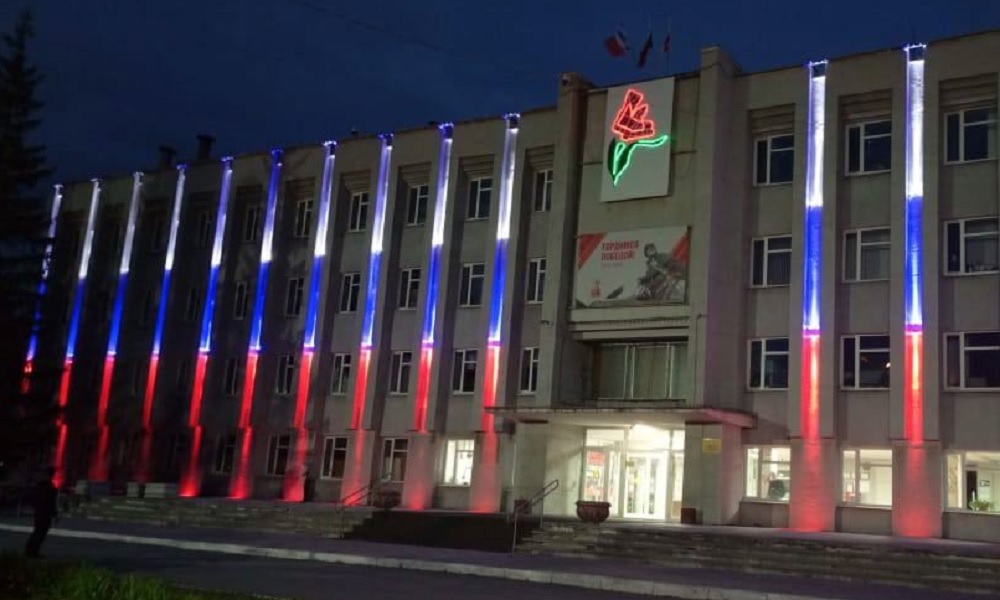 Здание администрации Октябрьского округа в Омске засияло цветами российского флага