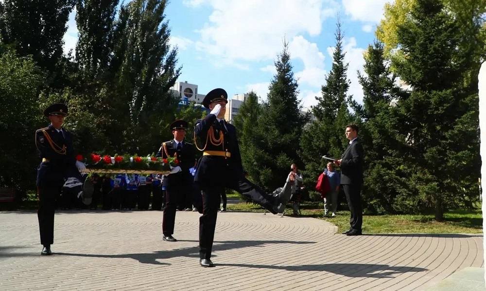 В День солидарности в борьбе с терроризмом в Сквере дружбы народов возложили цветы в память о погибших в терактах