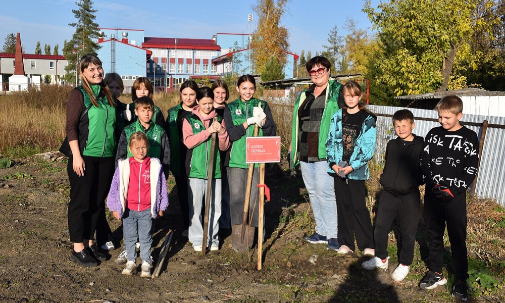 Юные волонтёры заложили Аллею Первых