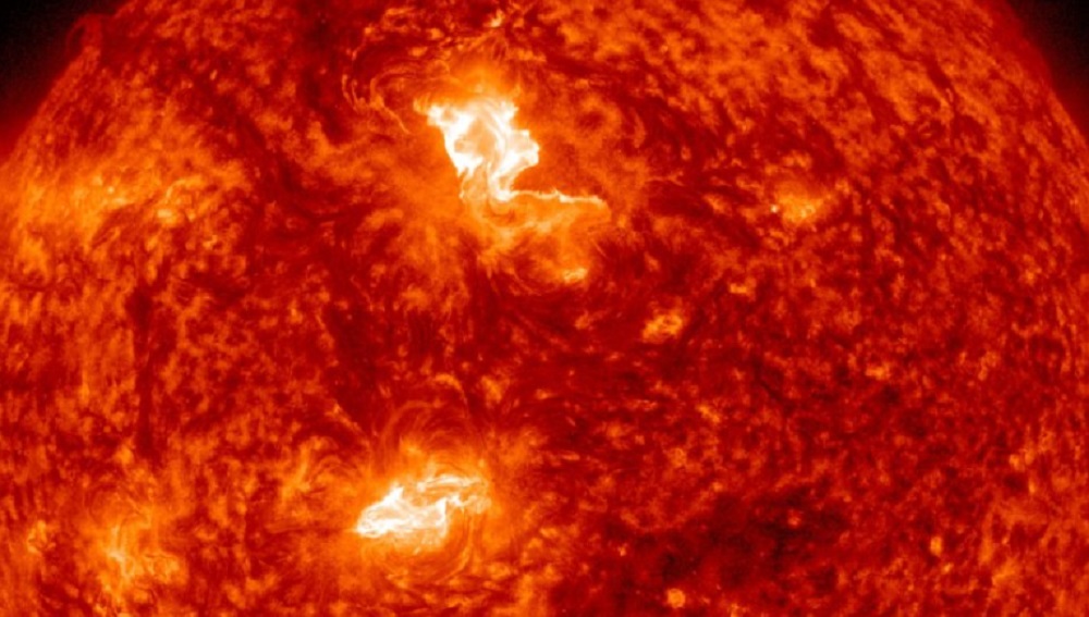 «Выставлены максимальные риски для Земли»: на Солнце случилась мощная вспышка с выбросом плазмы 