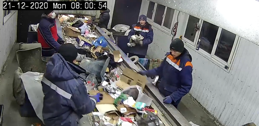 На мусорном заводе в пакете, который ехал к сепаратору, нашли упитанного кота [ВИДЕО]