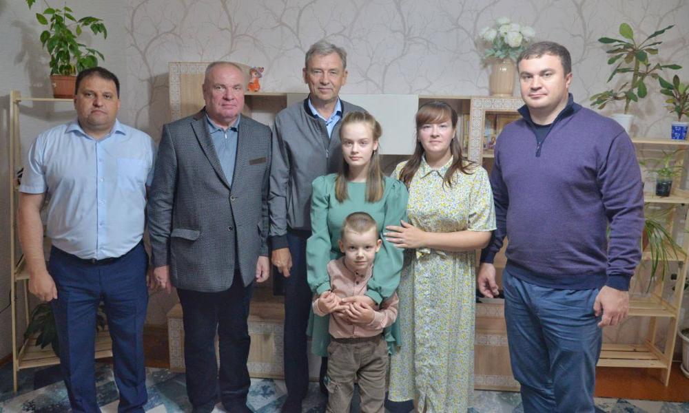 В селе Знаменское Виталий Хоценко навестил семью участника СВО