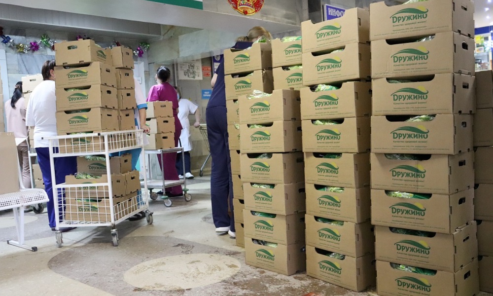 Волонтёры передали омским медикам «красной зоны» МСЧ № 4 больше полутора тонн свежих овощей