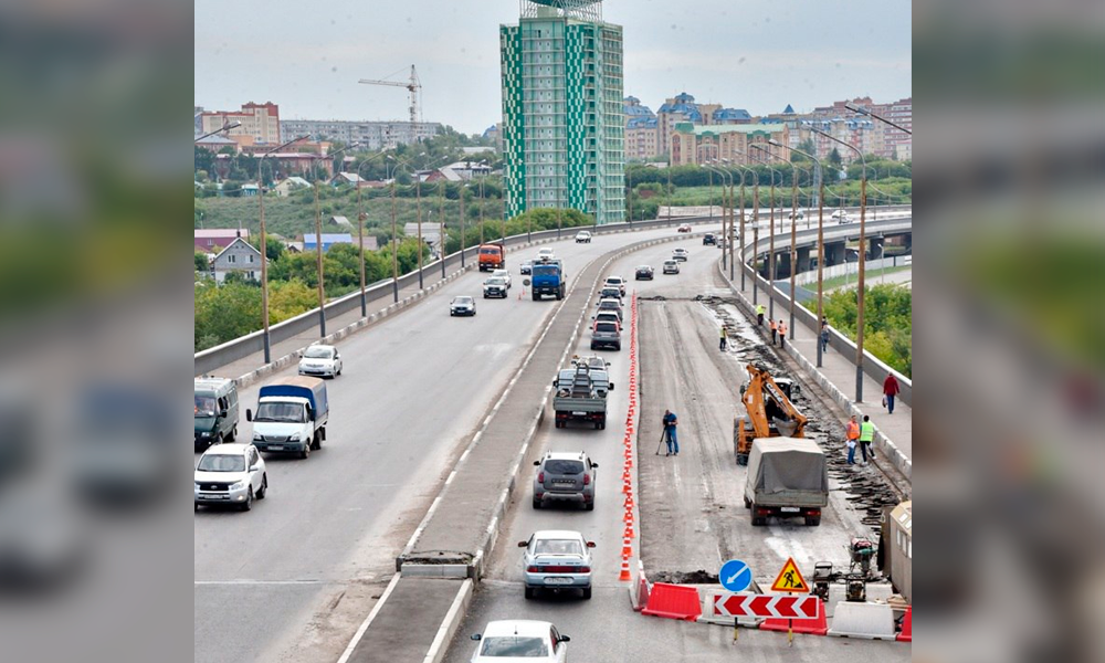 Рабочие отремонтировали трещину на Фрунзенском мосту 