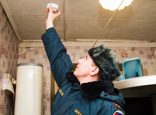 Живущих в Береговом омичей защитили от пожара