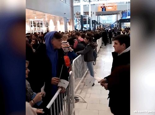 Омичи устроили давку на открытии магазина 