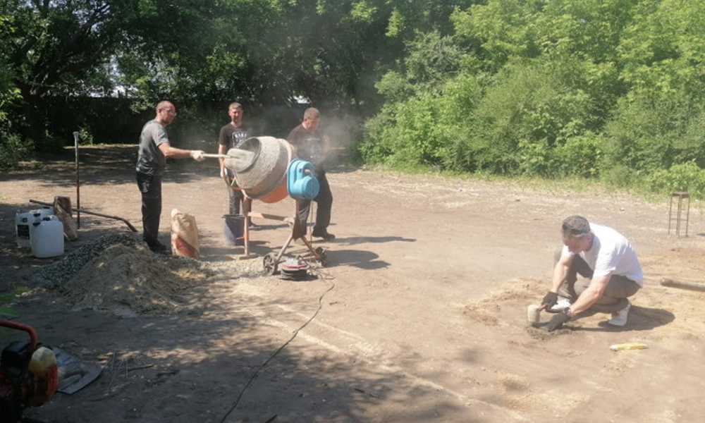 В Ленинском округе Омска приступили к строительству спортивной площадки