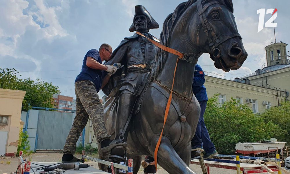 Прибывший в Омск памятник Бухгольцу почти готов