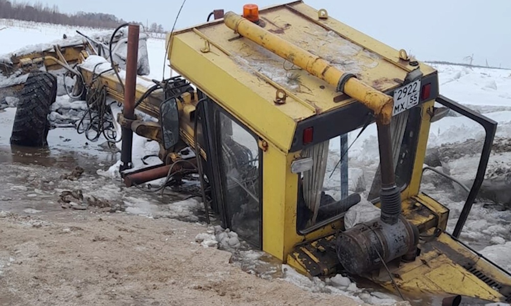 Стали известны подробности происшествия в Знаменском районе, где возле села Качуково грейдер провалился под лёд