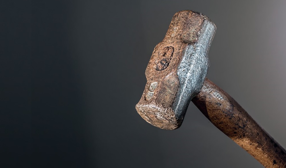 «Не пригласил выпить»: следователи задержали омича, до смерти забившего приятеля молотком 