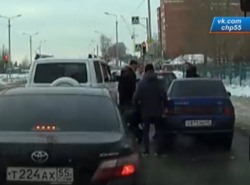 В Омске водитель с пассажирами прямо на дороге решили наказать лихача
