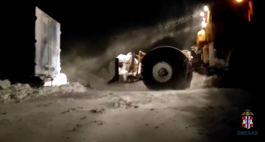 Водитель грузовика, слетевшего с трассы и увязшего в снегу, дождался помощи 