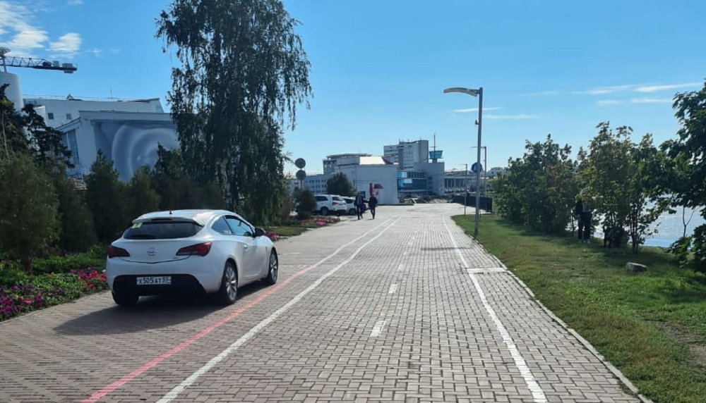 Водителя, проехавшего в Омске по пешеходной дорожке, нашли и наказали