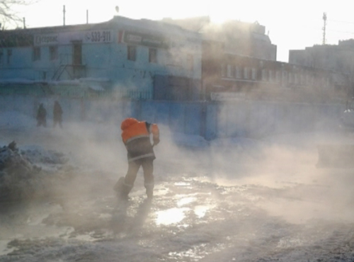 В центре Омска затопило проезжую часть и тротуары