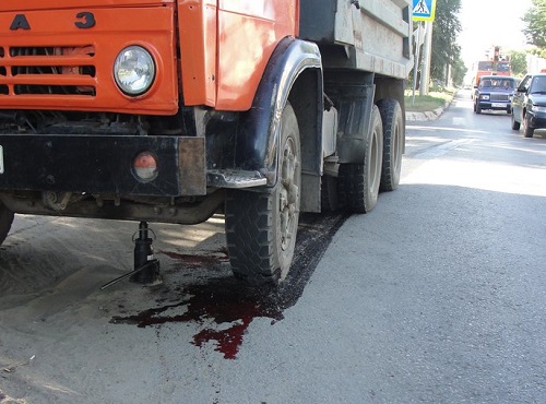 В Омске под колесами КамАЗа погиб пенсионер