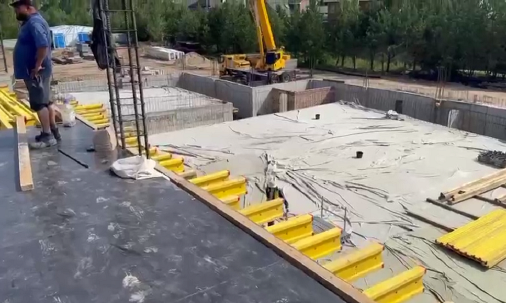 Строители нового спортивного объекта в Омске на Московке-2 уже залили основание бассейна