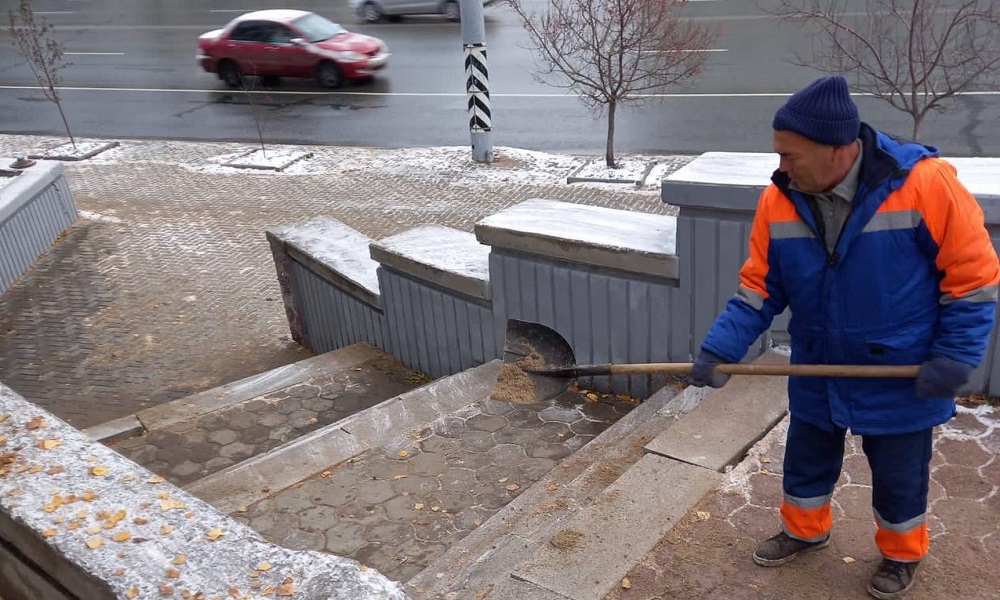 Омские улицы обрабатывают противогололёдными материалами