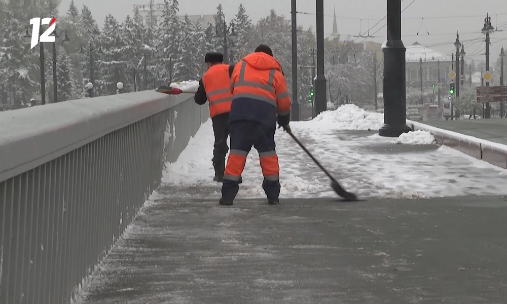 Омские сотрудники УДХБ обрабатывают дороги противогололёдными материалами