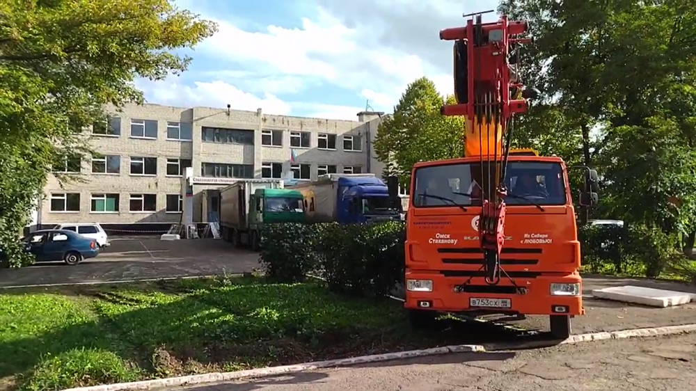 Из Омской области в Стаханов прибыла очередная партия стройматериалов